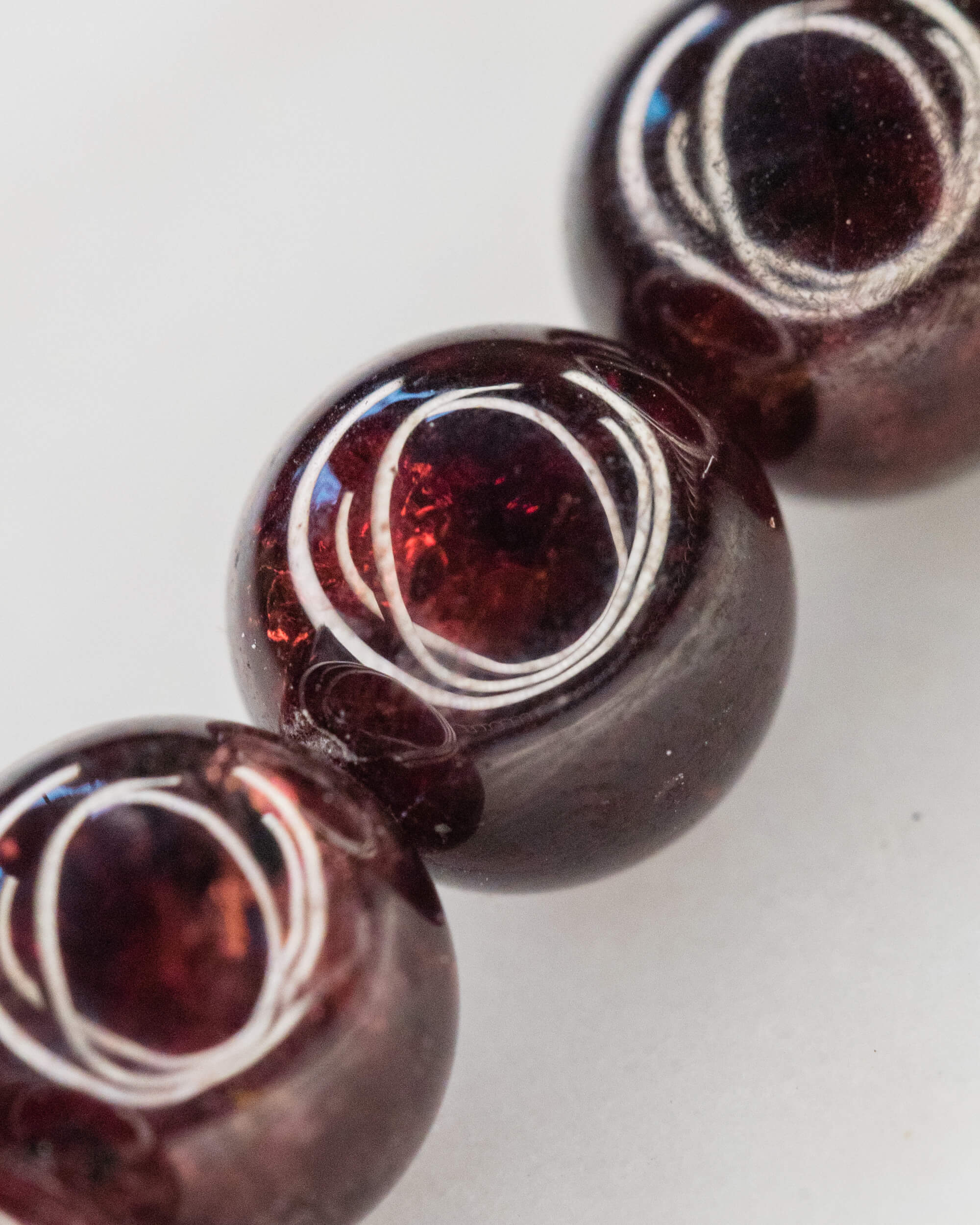 Codificador de Mano Granate Rojo 33 cm - Fuerza y Raíz Profunda (Agesta)