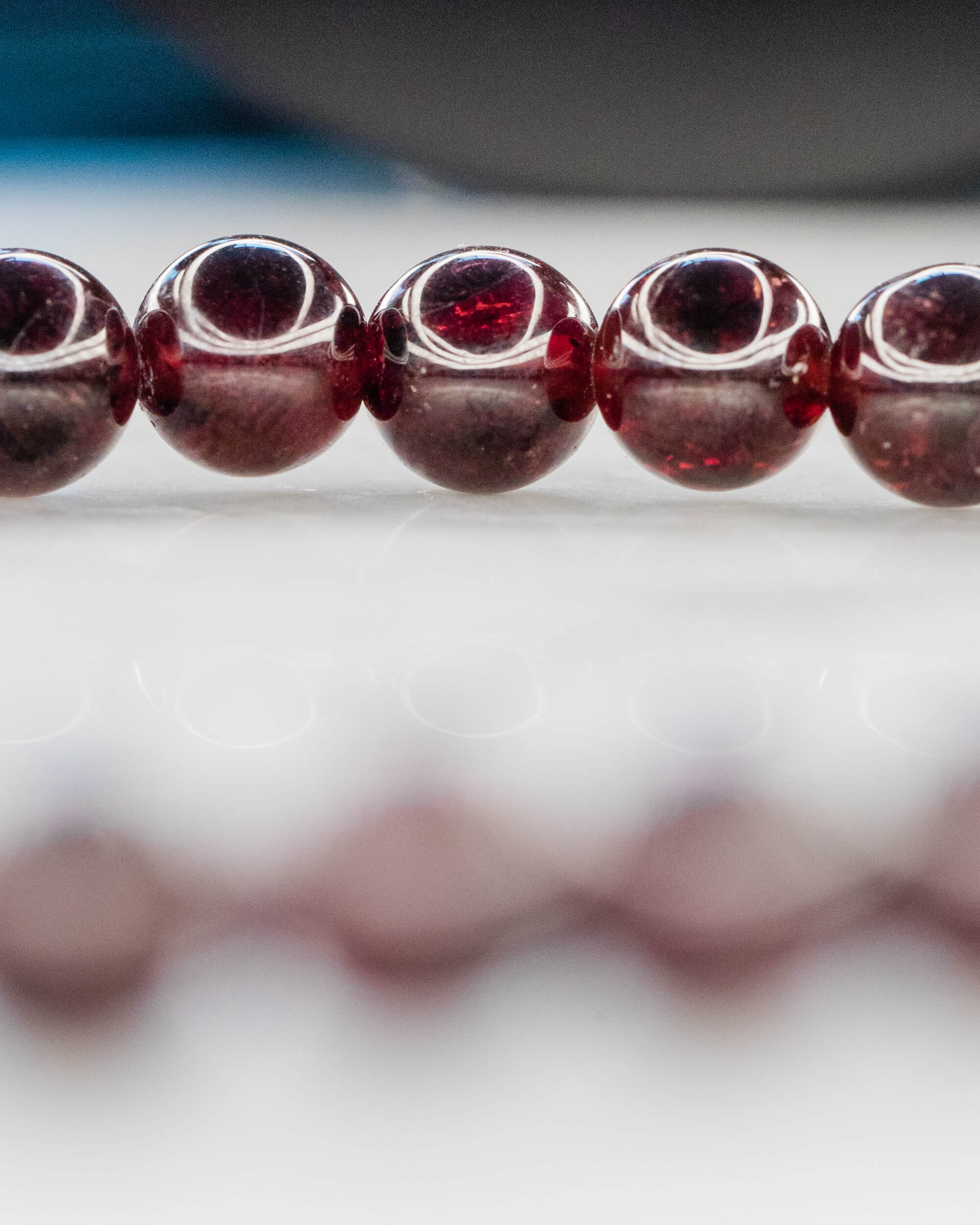 Codificador de Mano Granate Rojo 33 cm - Fuerza y Raíz Profunda (Agesta)