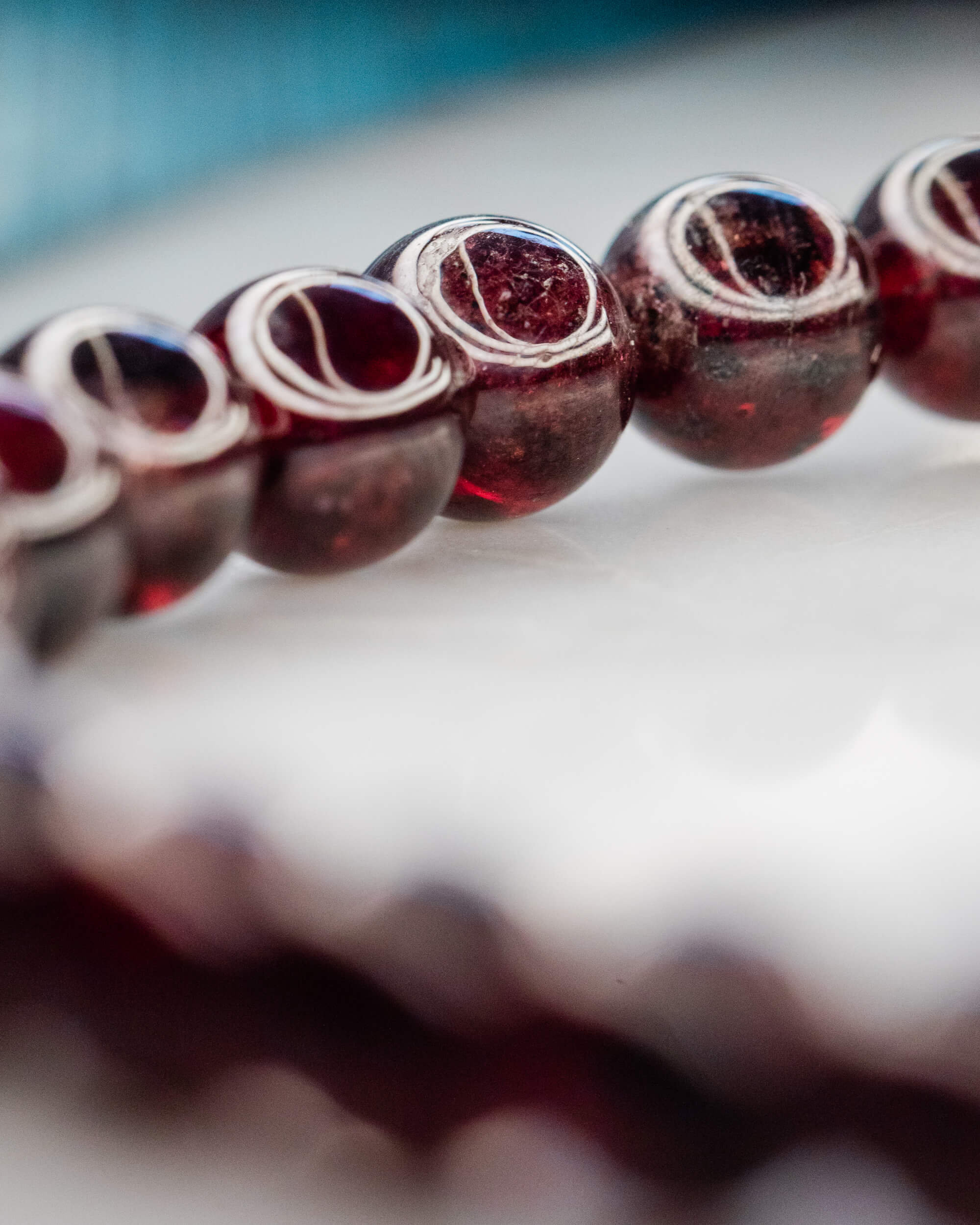 Codificador de Mano Granate Rojo 33 cm - Fuerza y Raíz Profunda (Agesta)