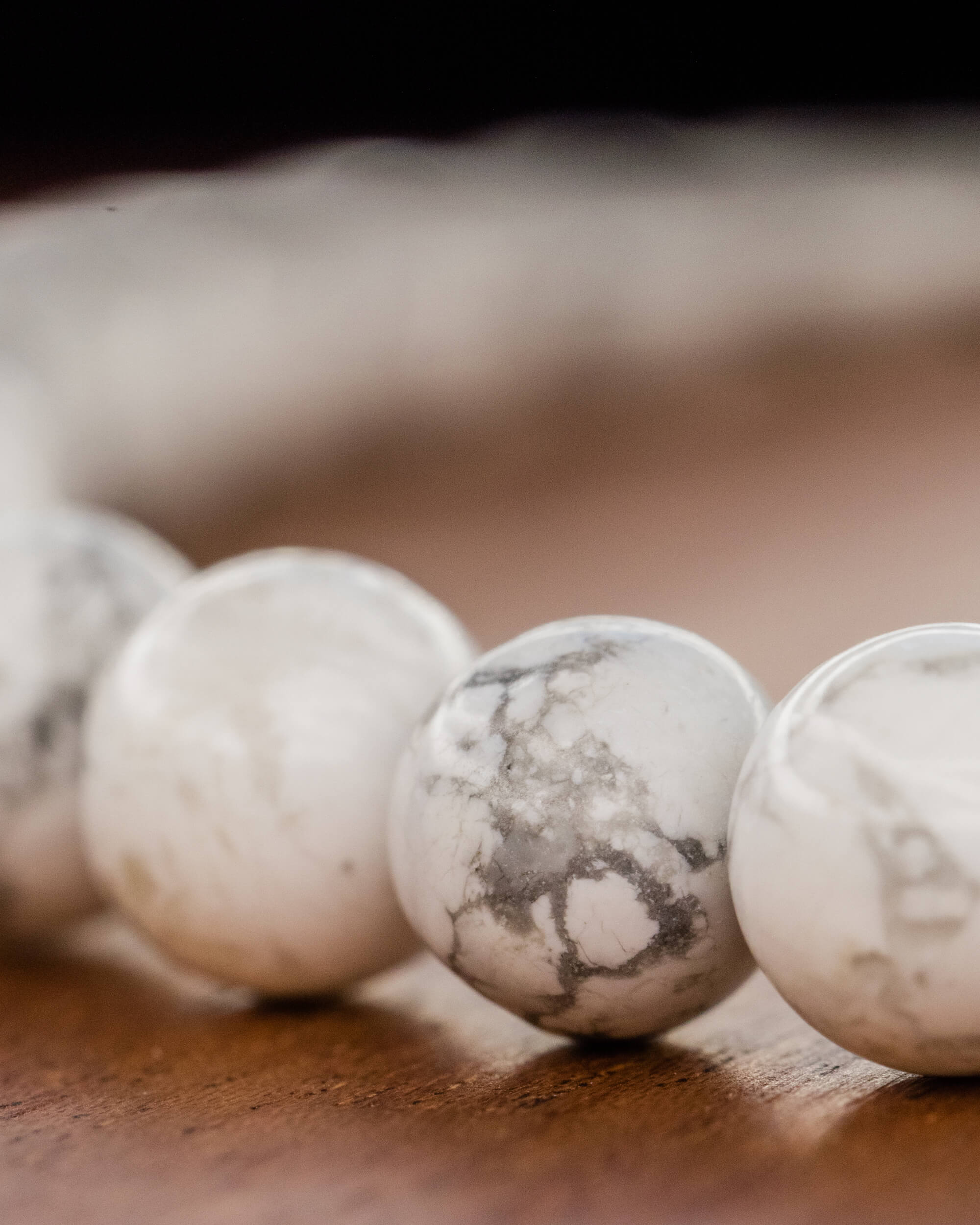 Codificador de Mano Howlita 34 cm - Calma Mental y Paz (Agesta)