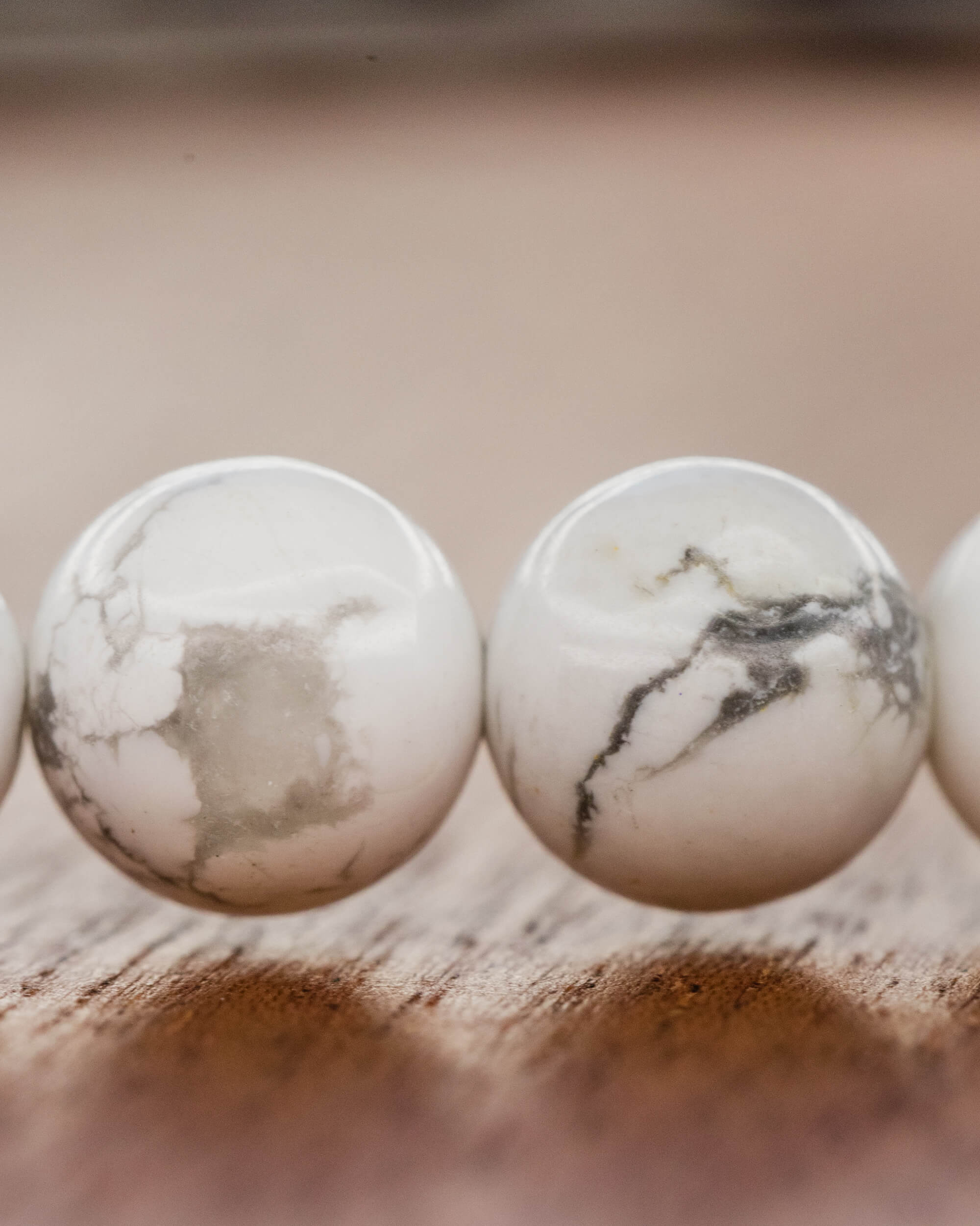 Codificador de Mano Howlita 34 cm - Calma Mental y Paz (Agesta)