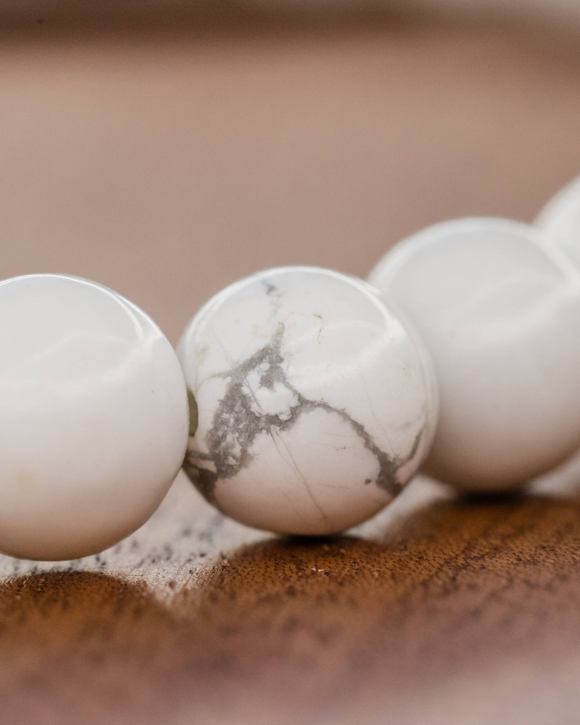 Codificador de Mano Howlita 34 cm - Calma Mental y Paz (Agesta)