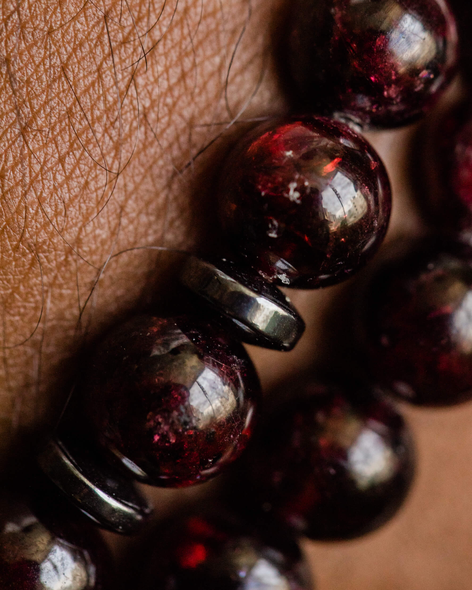 Codificador de Mano Granate Rojo 33 cm - Fuerza y Raíz Profunda (Agesta)