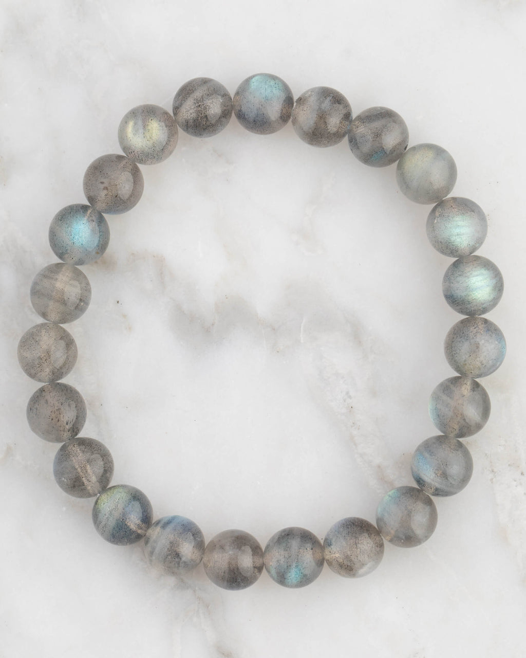 Pulsera de Labradorita, pieza completa en círculo sobre mármol claro