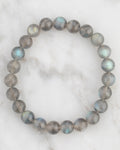 Pulsera de Labradorita, pieza completa en círculo sobre mármol claro