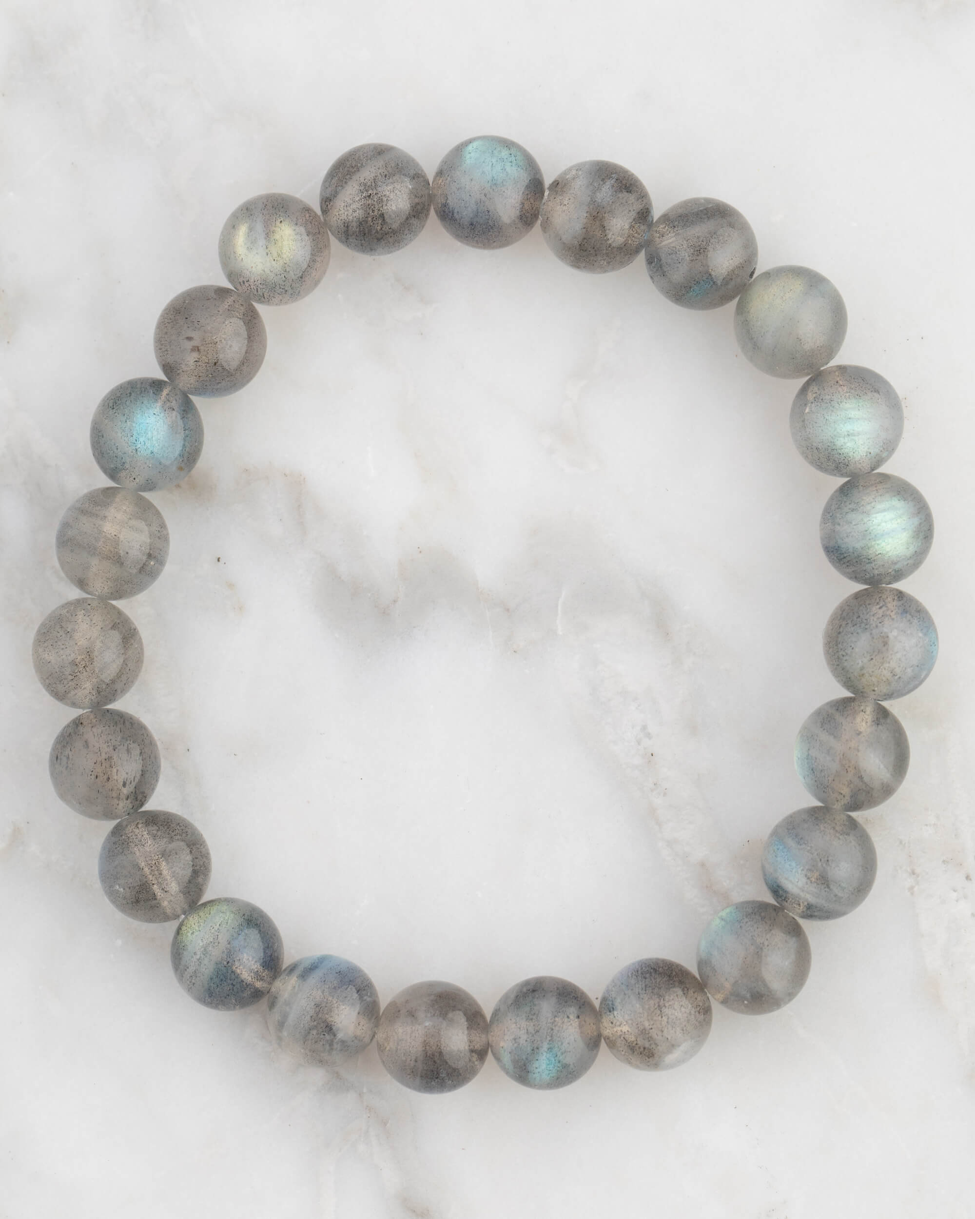 Pulsera de Labradorita, pieza completa en círculo sobre mármol claro