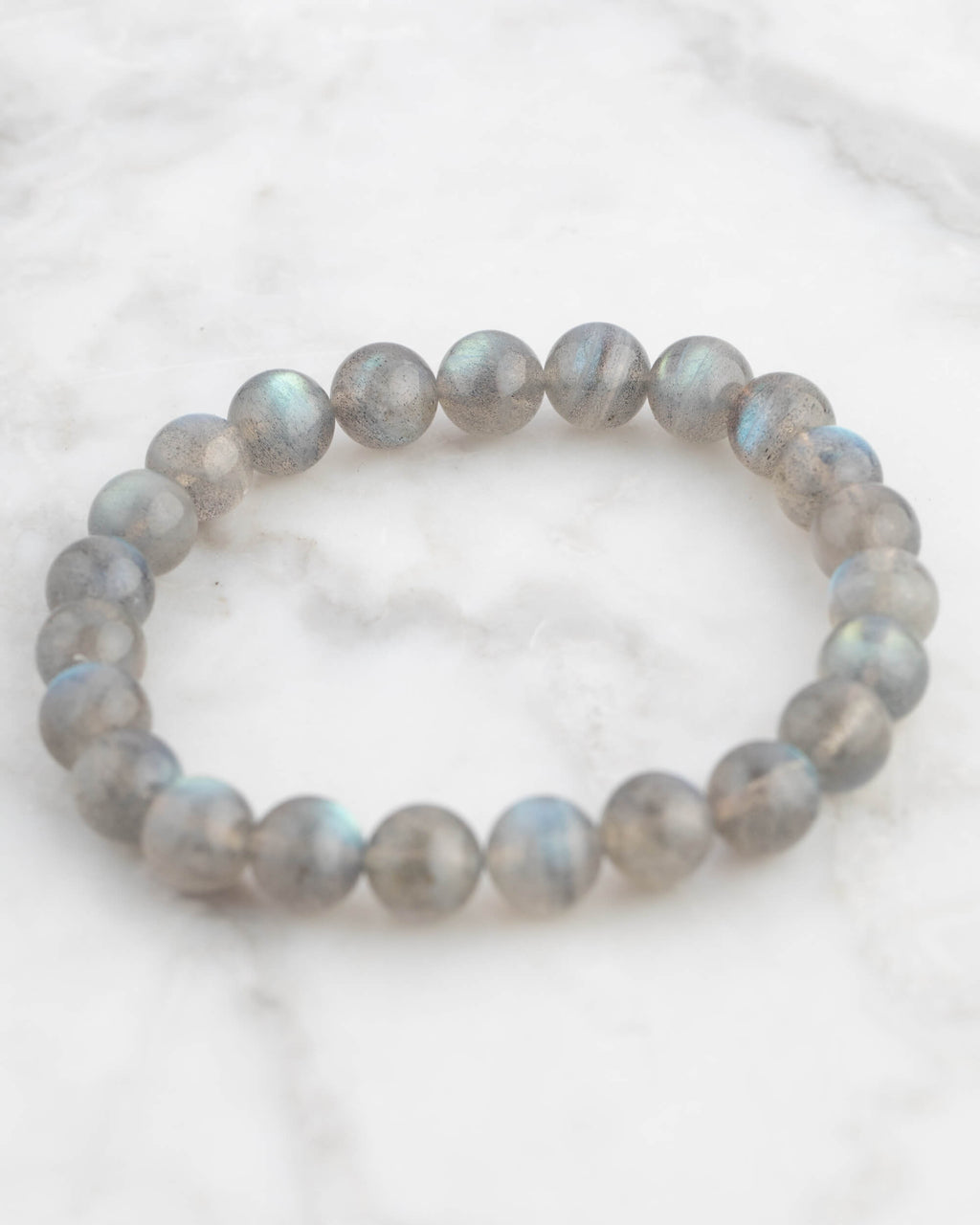 Pulsera de Labradorita, pieza completa en óvalo sobre mármol claro
