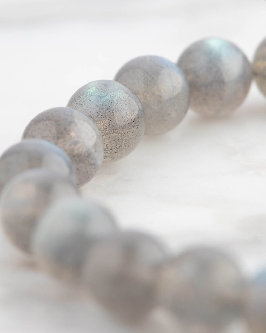 Pulsera de Labradorita en ángulo cerrado, cuentas con destello azul visible