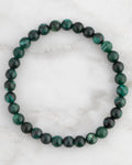Pulsera de Esmeralda en Matriz de Biotita, pieza completa en círculo sobre mármol claro