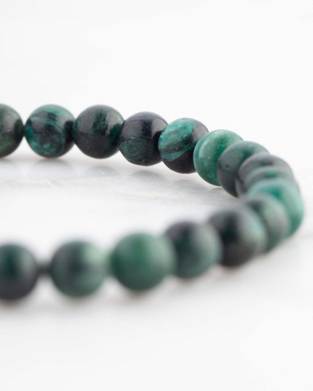 Pulsera de Esmeralda en Matriz de Biotita en ángulo cerrado, cuentas verde oscuro