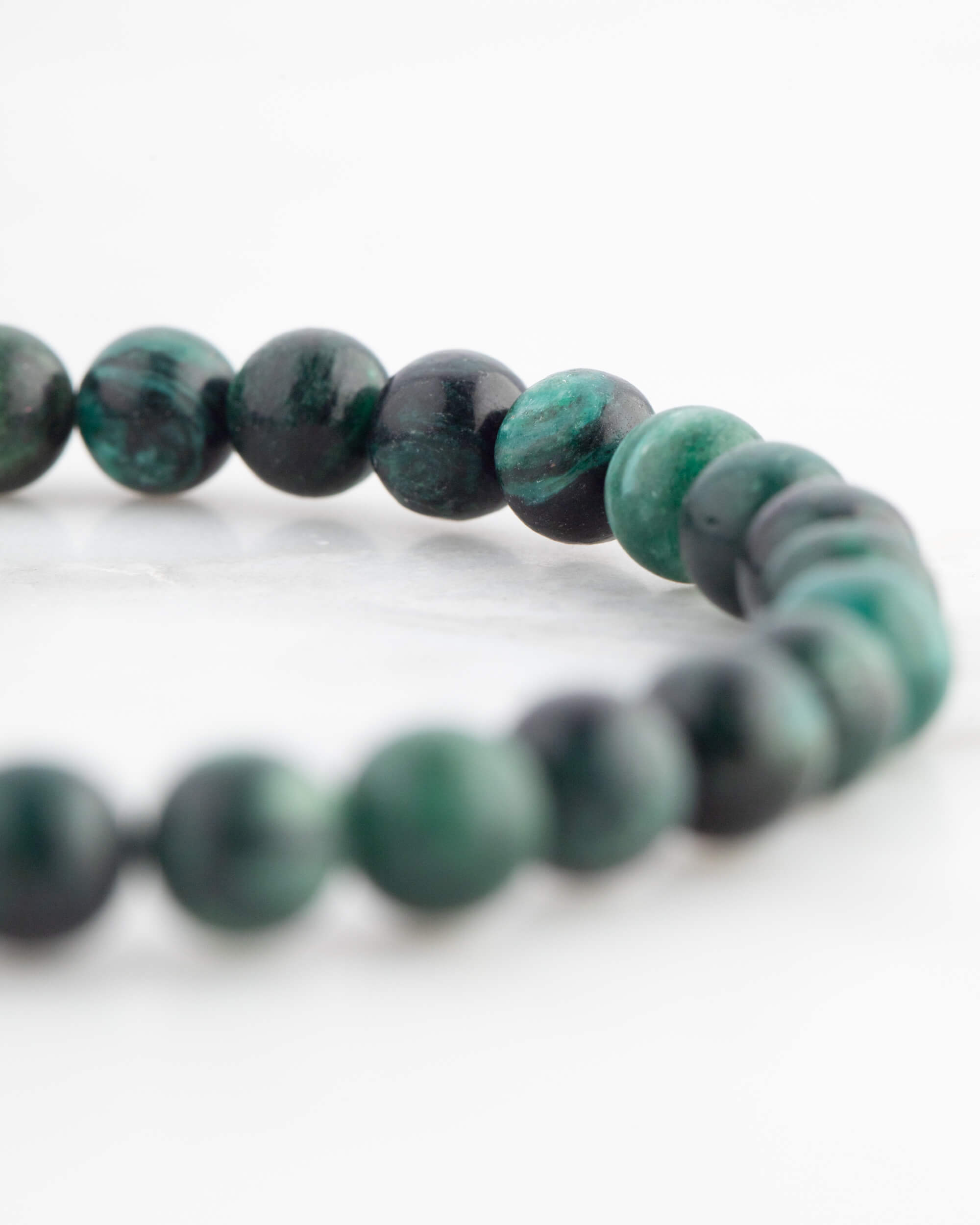 Pulsera de Esmeralda en Matriz de Biotita en ángulo cerrado, cuentas verde oscuro