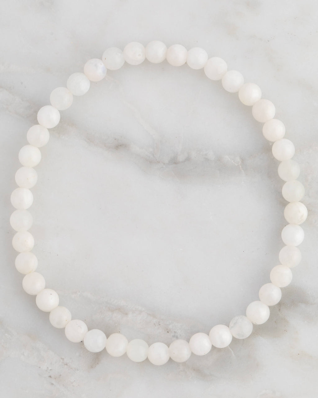 Pulsera de Piedra Luna de 4 mm, pieza completa sobre mármol claro