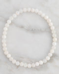 Pulsera de Piedra Luna de 4 mm, pieza completa sobre mármol claro