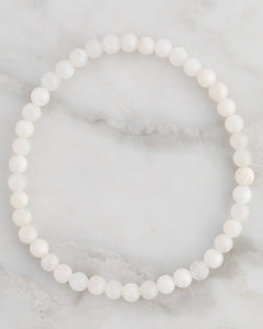 Pulsera de Piedra Luna de 4 mm, pieza completa sobre mármol claro