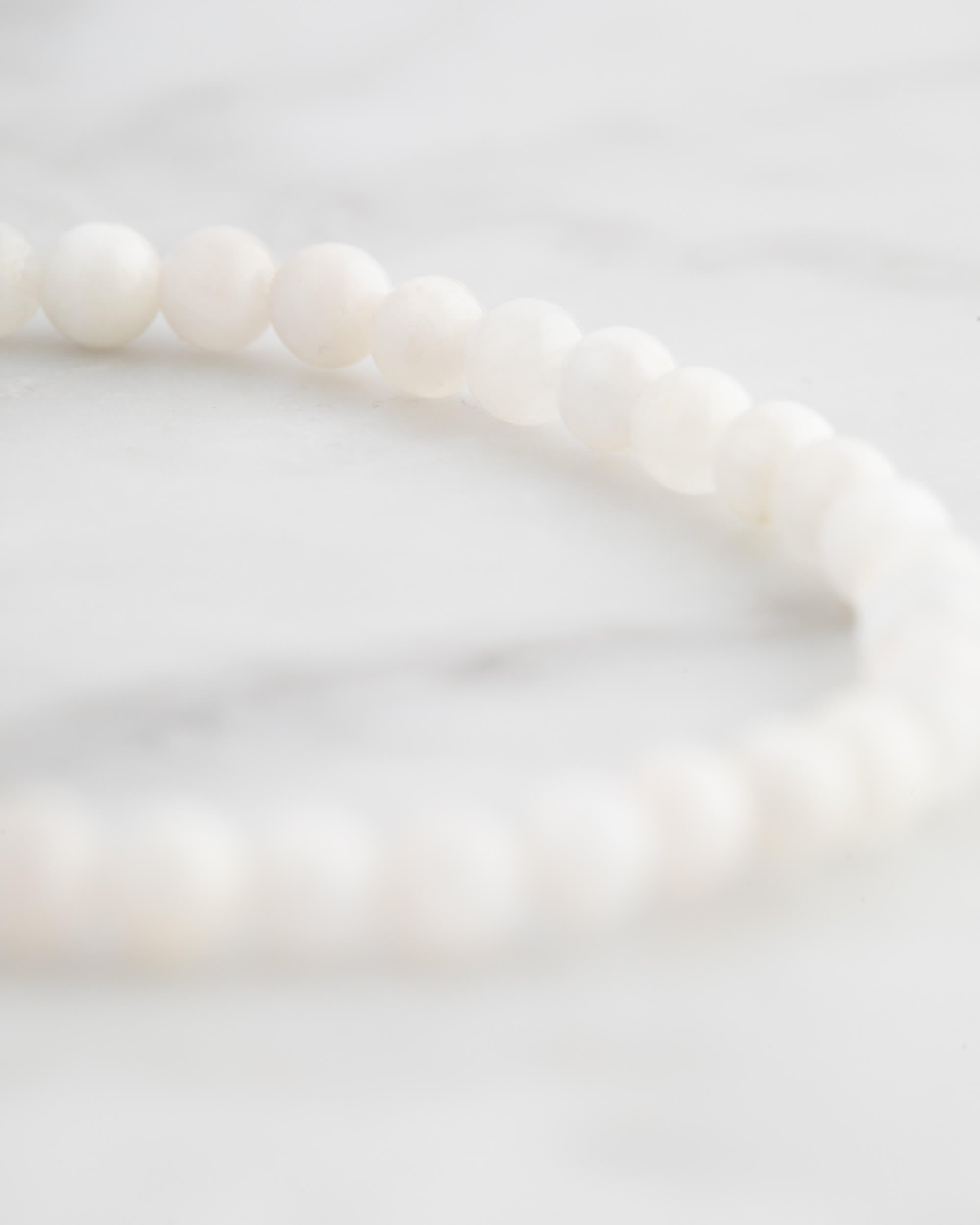 Pulsera de Piedra Luna en ángulo cercano sobre superficie de mármol claro