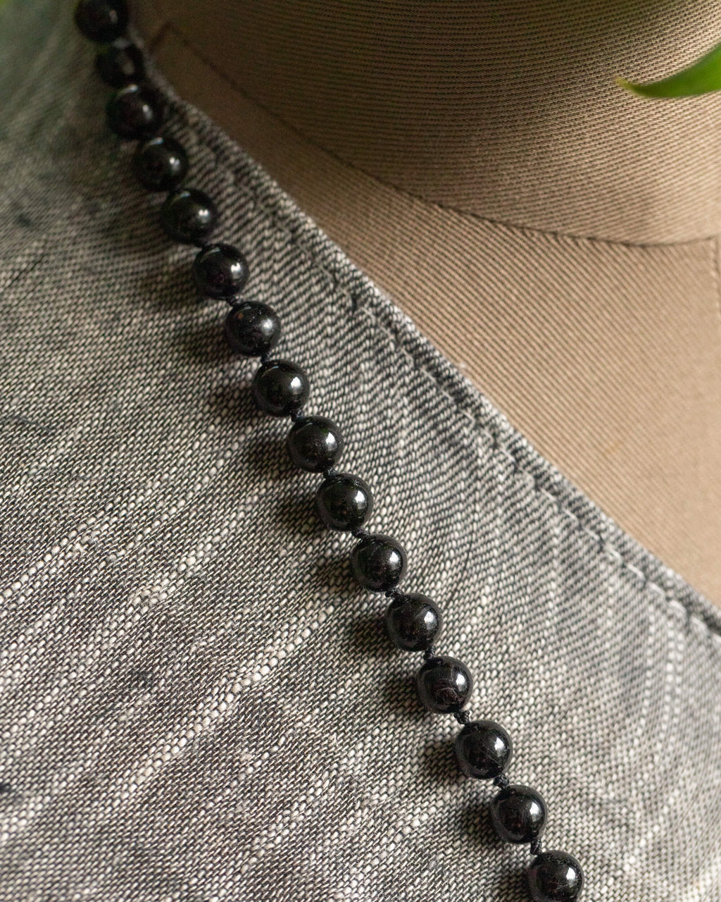 Japa Mala de Turmalina Negra puesto, detalle cercano sobre el cuello del maniquí