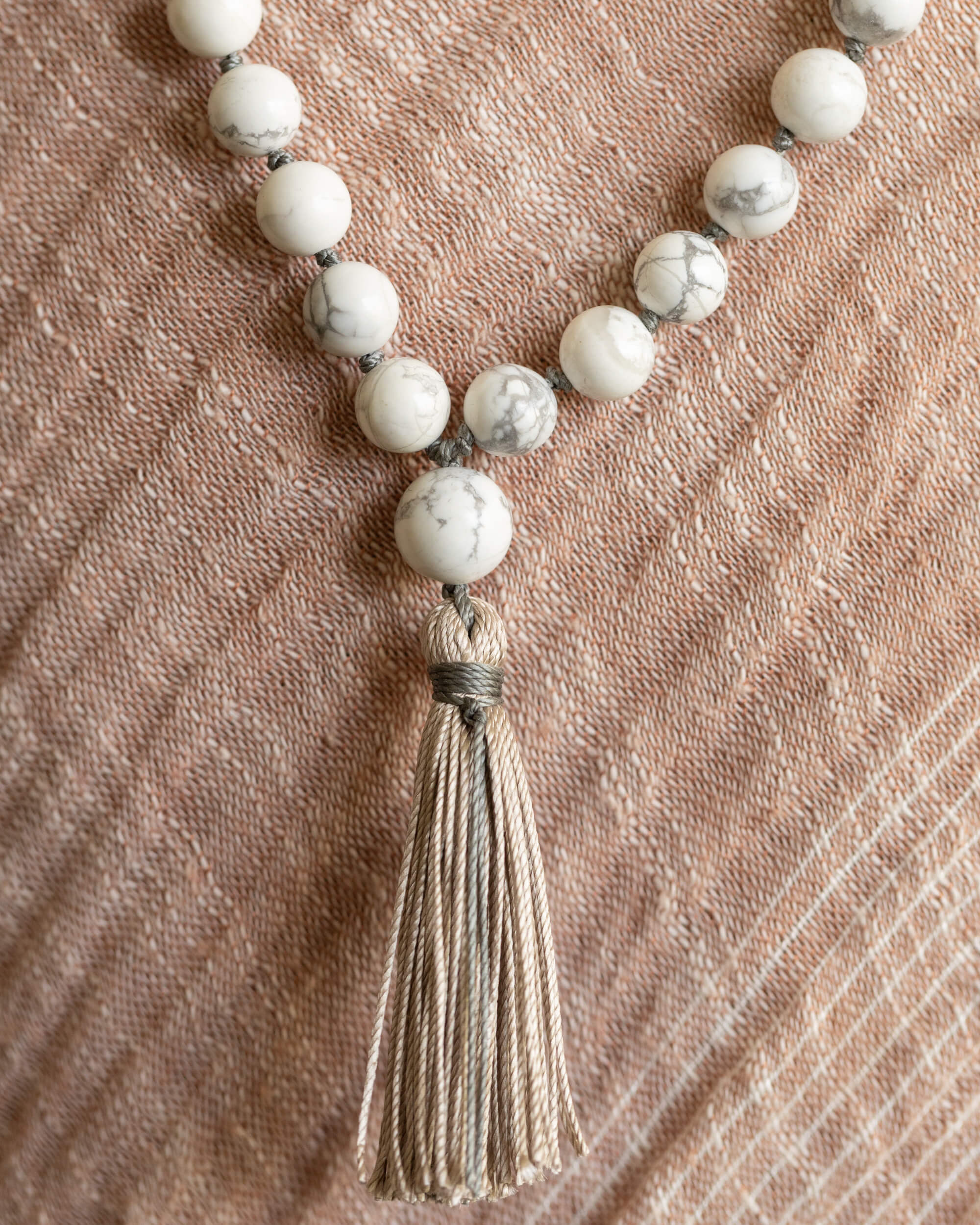 Japa Mala de Howlita 🦢 🧘‍♂️🌙 (8 mm) Calma, Introspección y Equilibrio