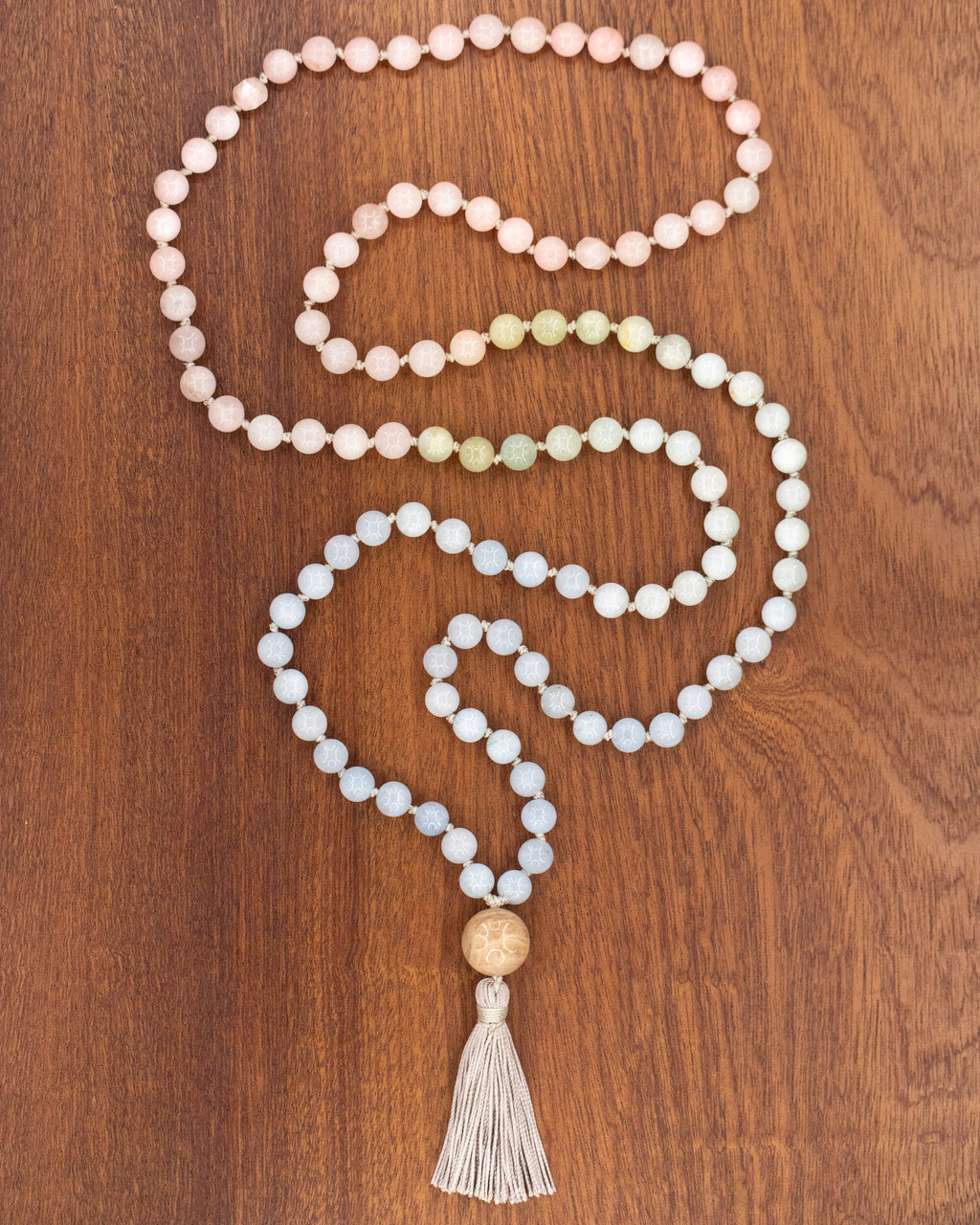 Japa Mala de Morganita, pieza completa extendida en serpentina sobre madera