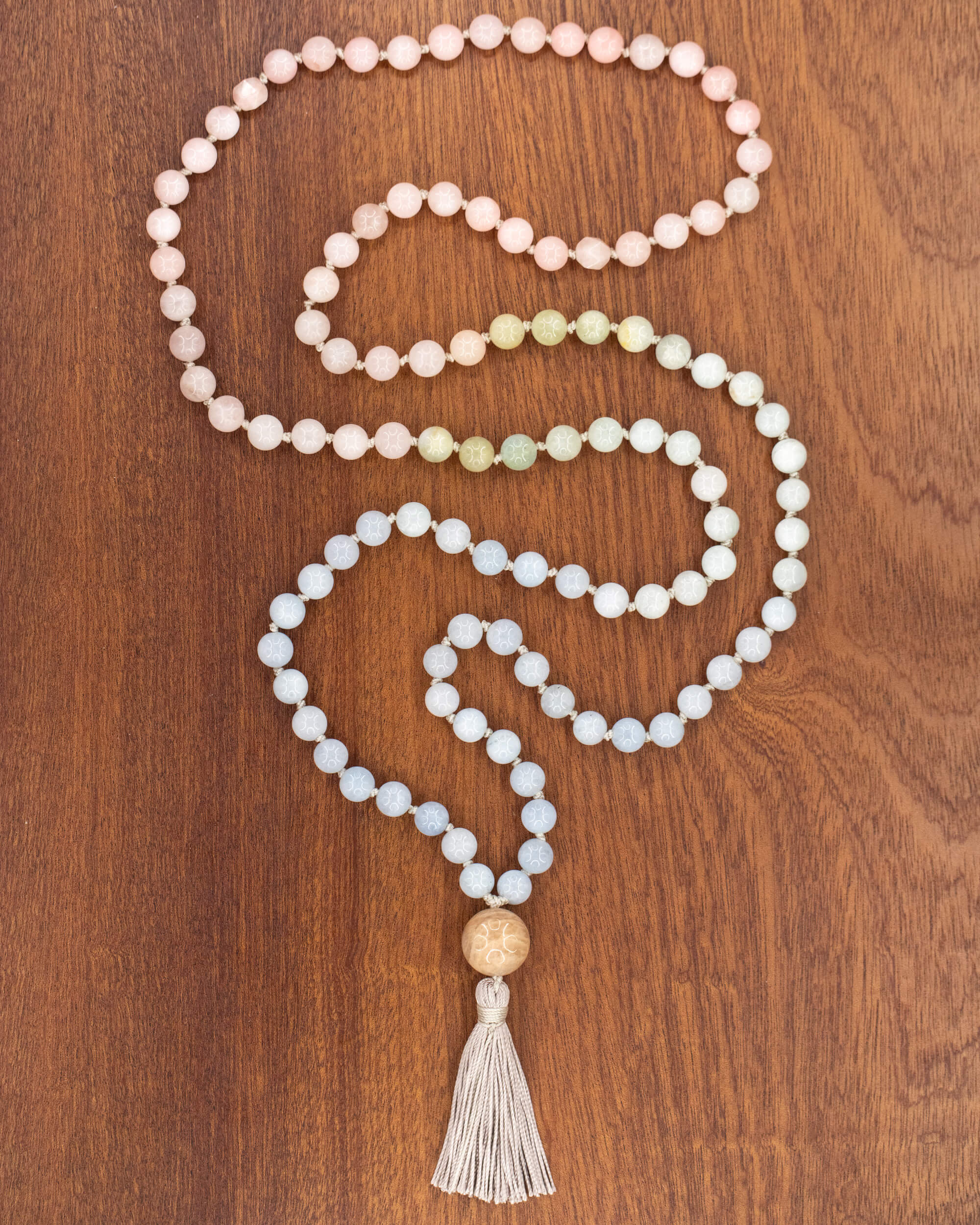 Japa Mala de Morganita, pieza completa extendida en serpentina sobre madera