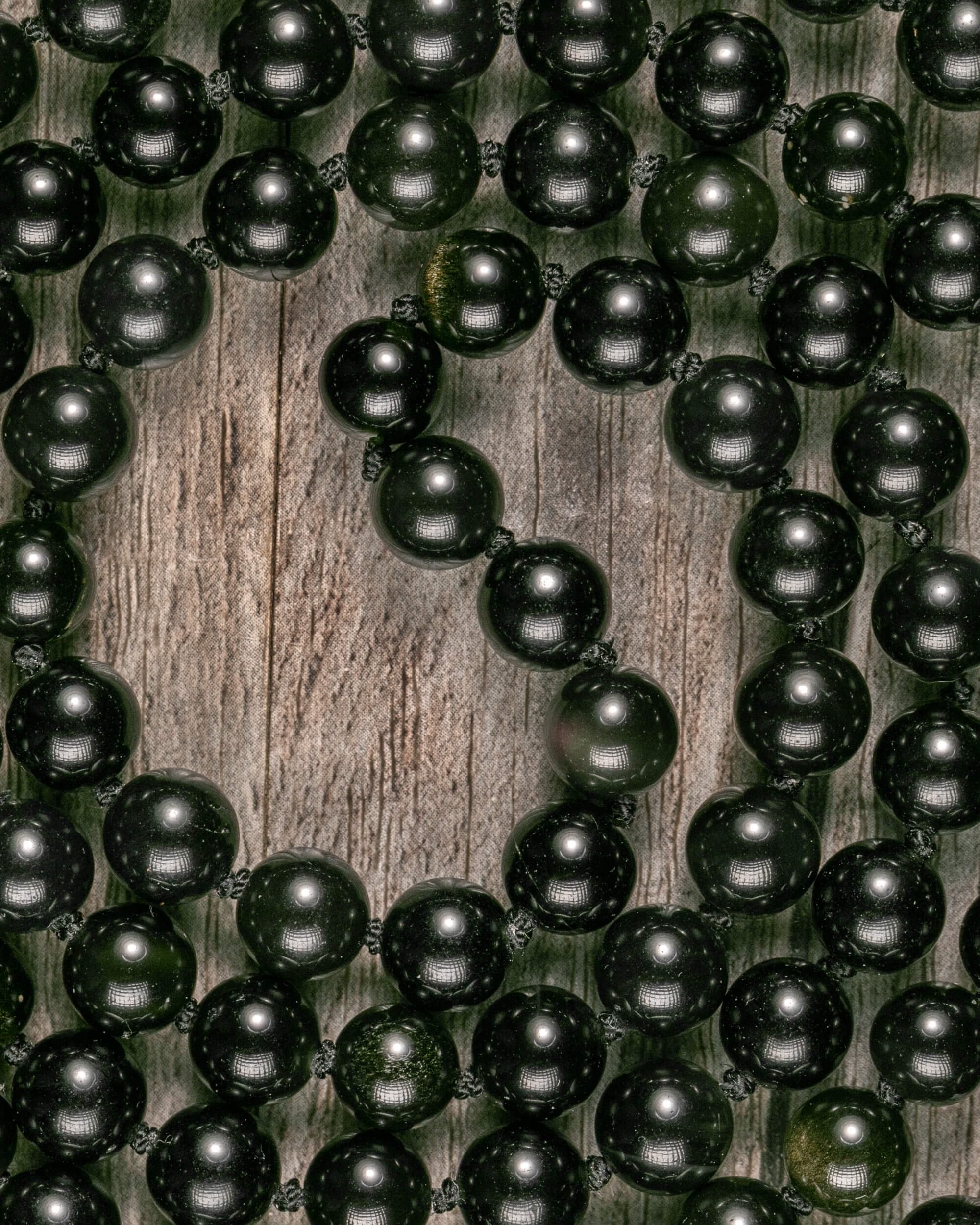 Detalle macro de las cuentas de Obsidiana Dorada con su brillo natural