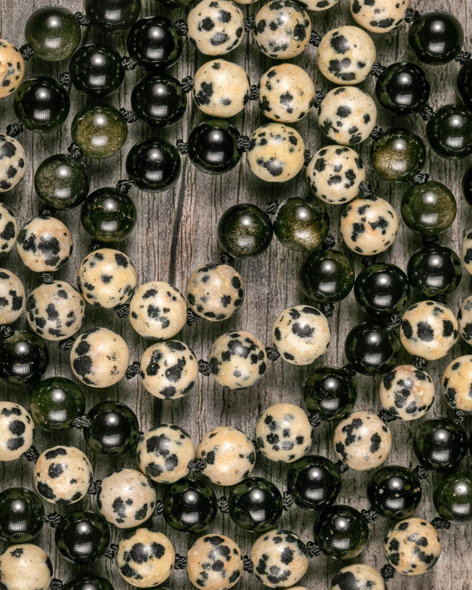 Detalle macro de las cuentas de Jaspe Dálmata y Obsidiana Dorada del Japa Mala