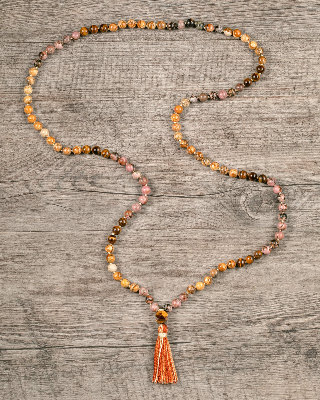Japa Mala Gaia extendido en zigzag sobre madera