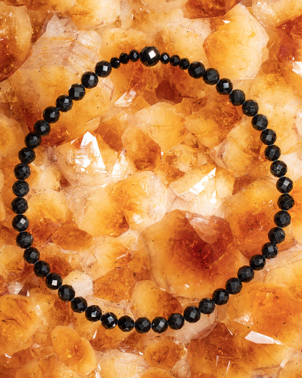 Pulsera de Turmalina Negra facetada, pieza completa en círculo sobre citrino