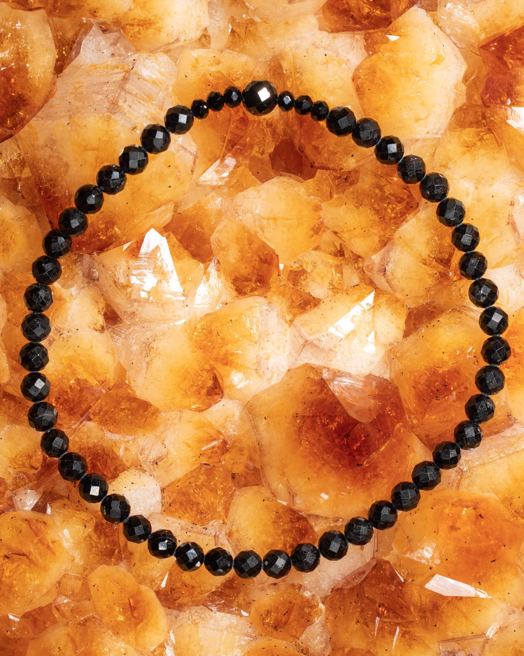 Pulsera de Turmalina Negra facetada, pieza completa en círculo sobre citrino