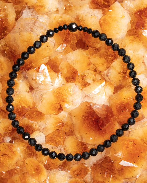 Pulsera de Turmalina Negra facetada, pieza completa en círculo sobre citrino