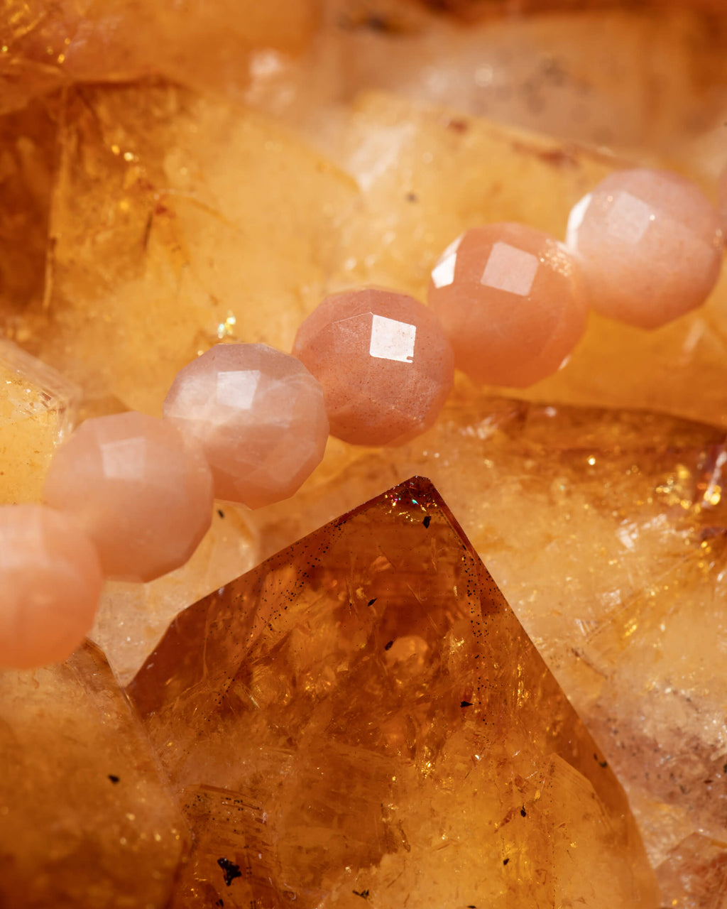 Detalle macro de las cuentas de Piedra Sol sobre citrino