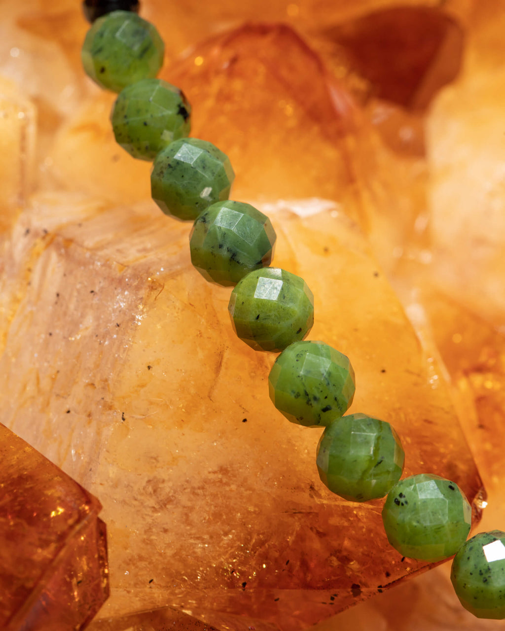 Detalle macro de las cuentas de Jade Verde sobre citrino
