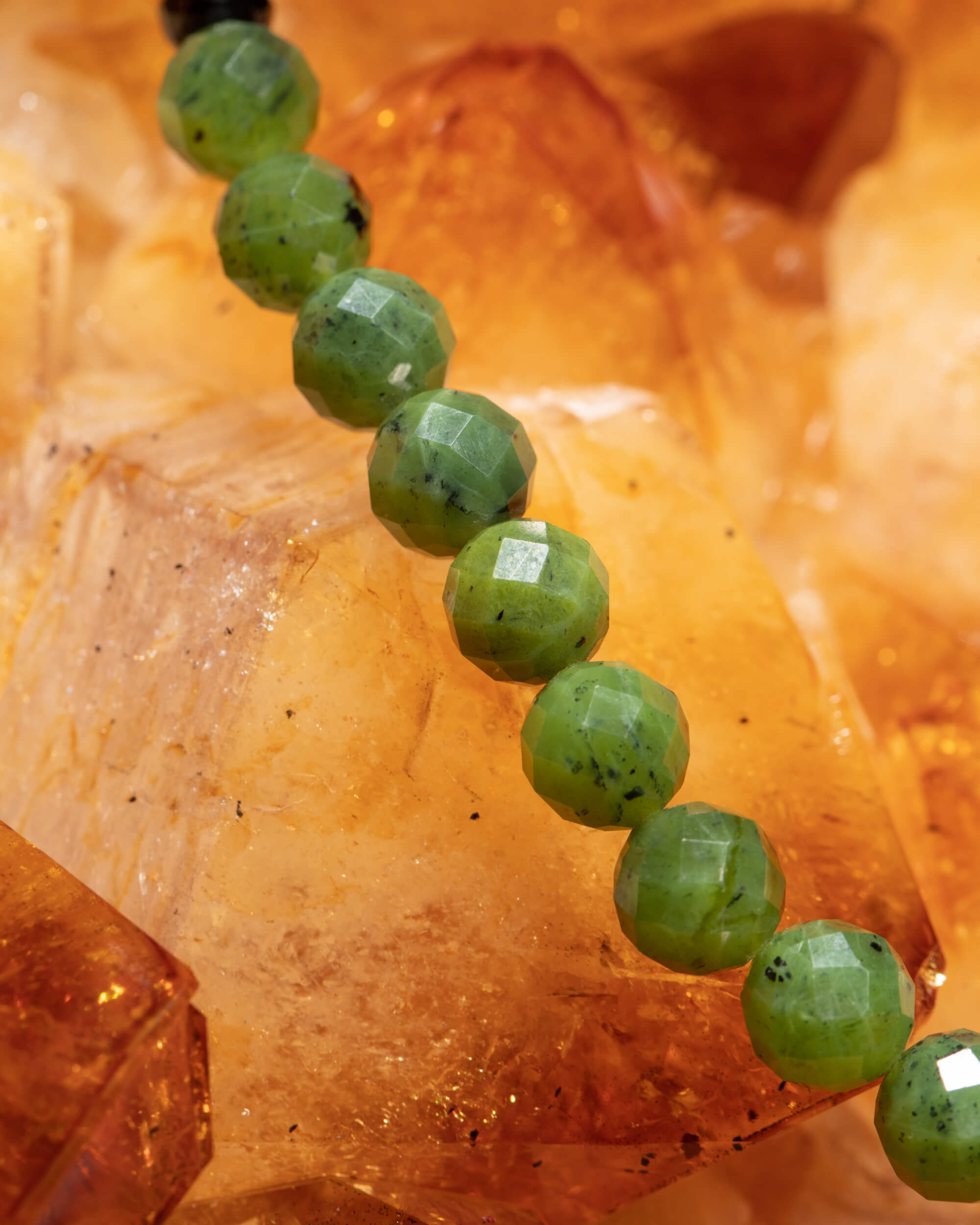 Detalle macro de las cuentas de Jade Verde sobre citrino