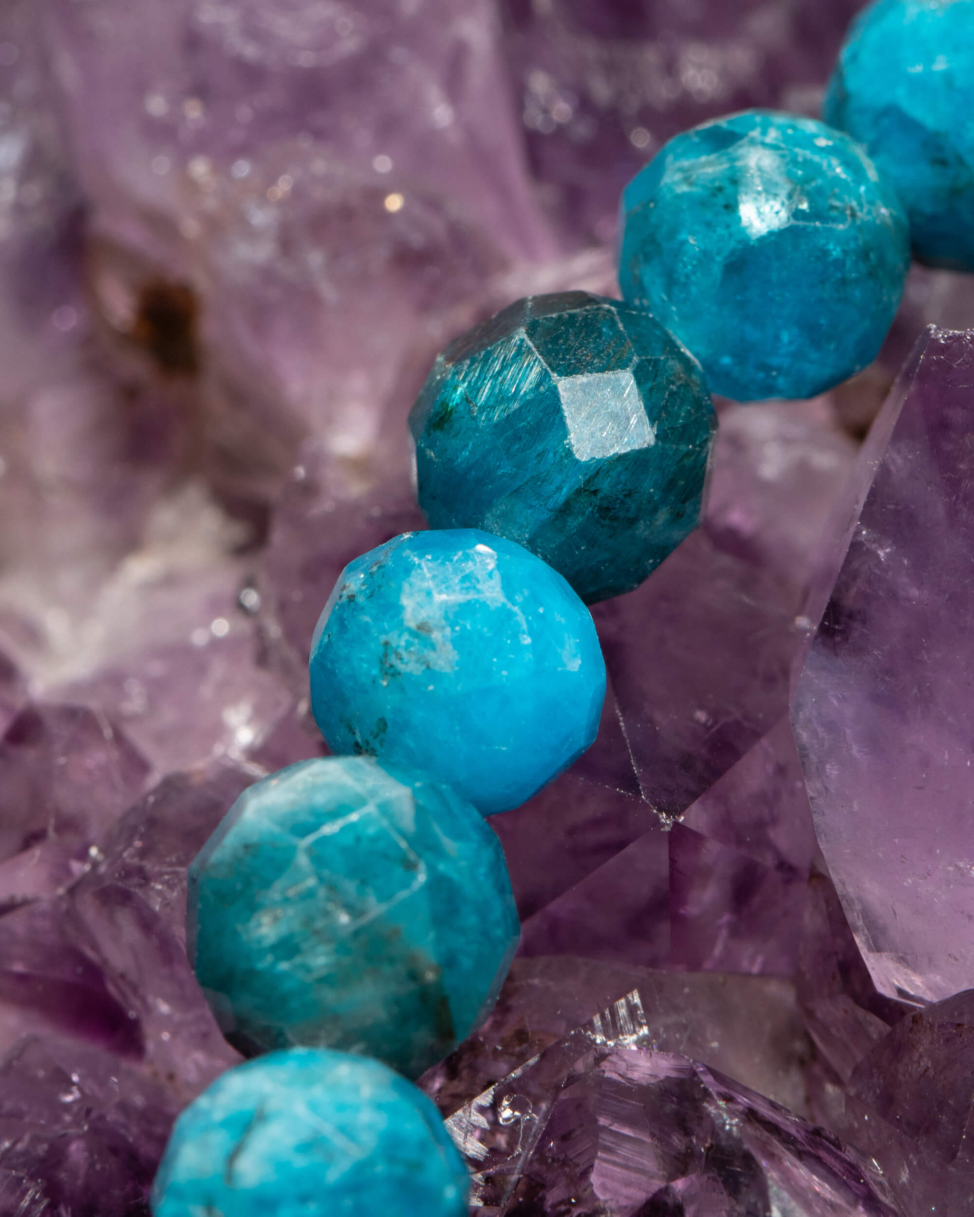 Detalle macro de las cuentas de Apatita Azul sobre Amatista