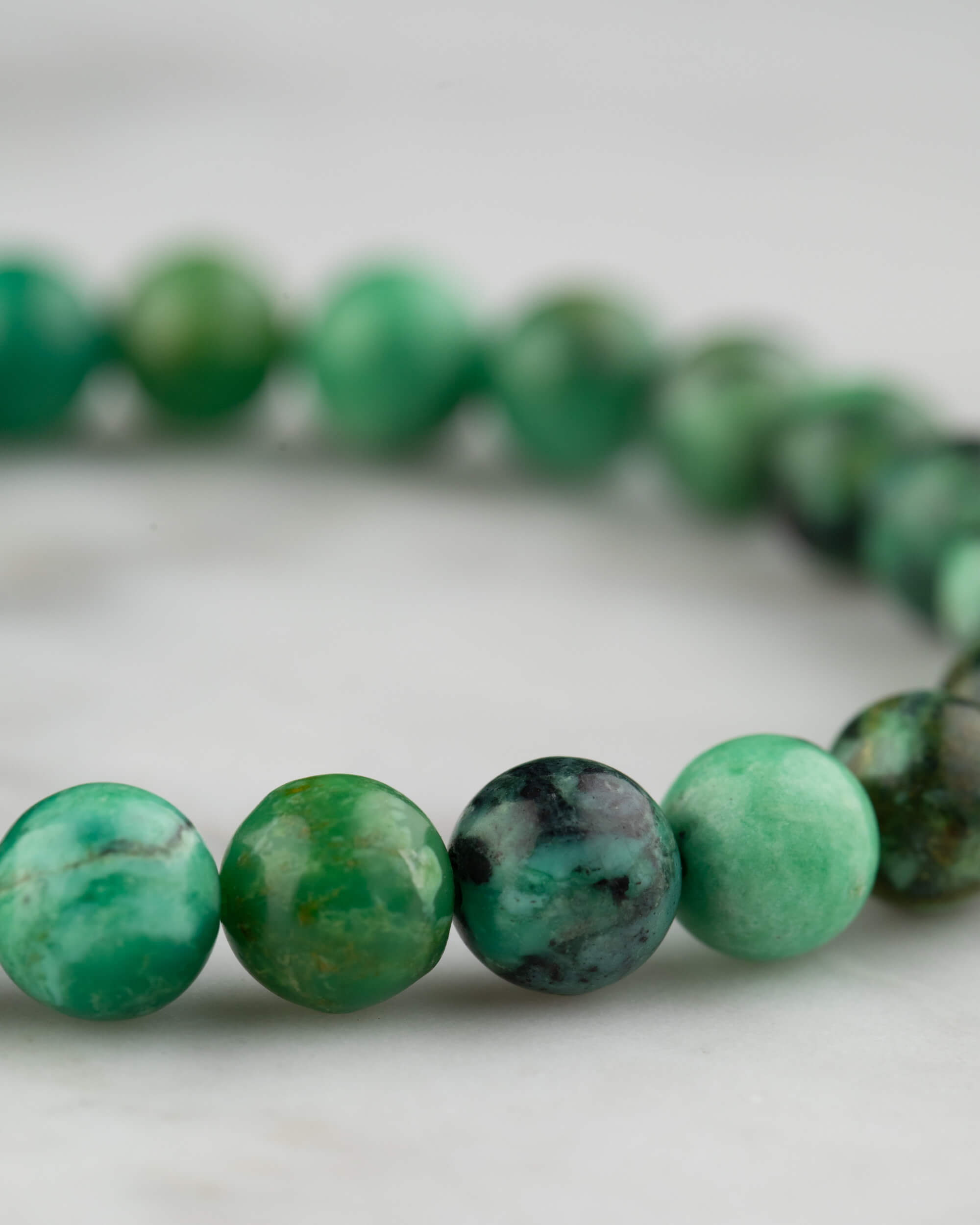 Pulsera de Variscita en angulo cerrado mostrando sus cuentas verdes
