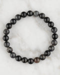Pulsera de Iolita de 8 mm, pieza completa en círculo sobre superficie de mármol claro
