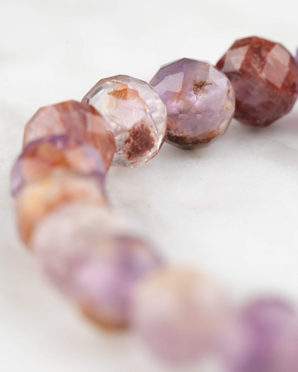 Pulsera de Amatista Fantasma en angulo cerrado mostrando sus facetas brillantes