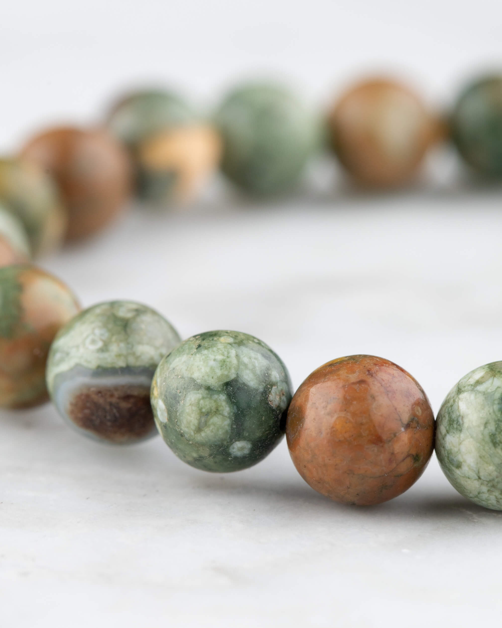 Pulsera de Jaspe de la Selva Tropical en angulo cerrado sobre superficie clara