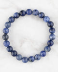 Pulsera de Sodalita de 8 mm, pieza completa en círculo sobre superficie de mármol claro