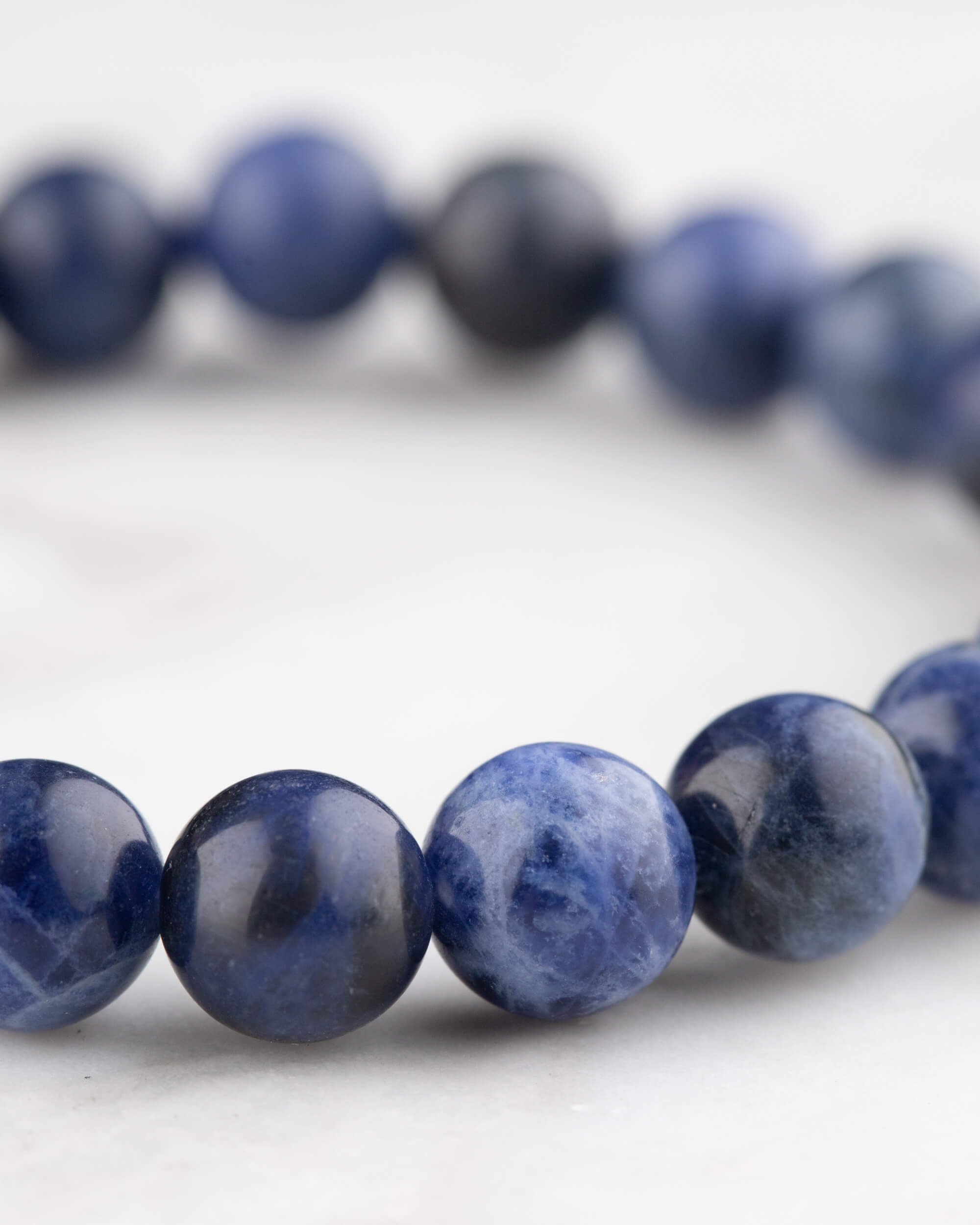 Detalle macro de las cuentas azules y blancas de la pulsera de Sodalita