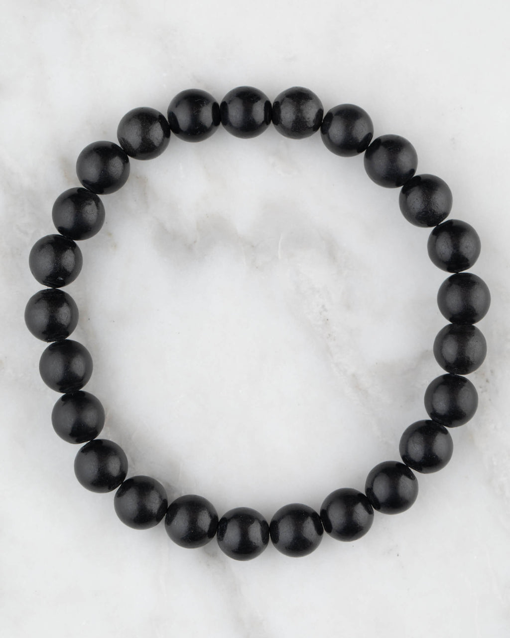 Pulsera de Shungita de 8 mm, pieza completa en círculo sobre mármol claro