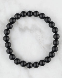 Pulsera de Shungita de 8 mm, pieza completa en círculo sobre mármol claro