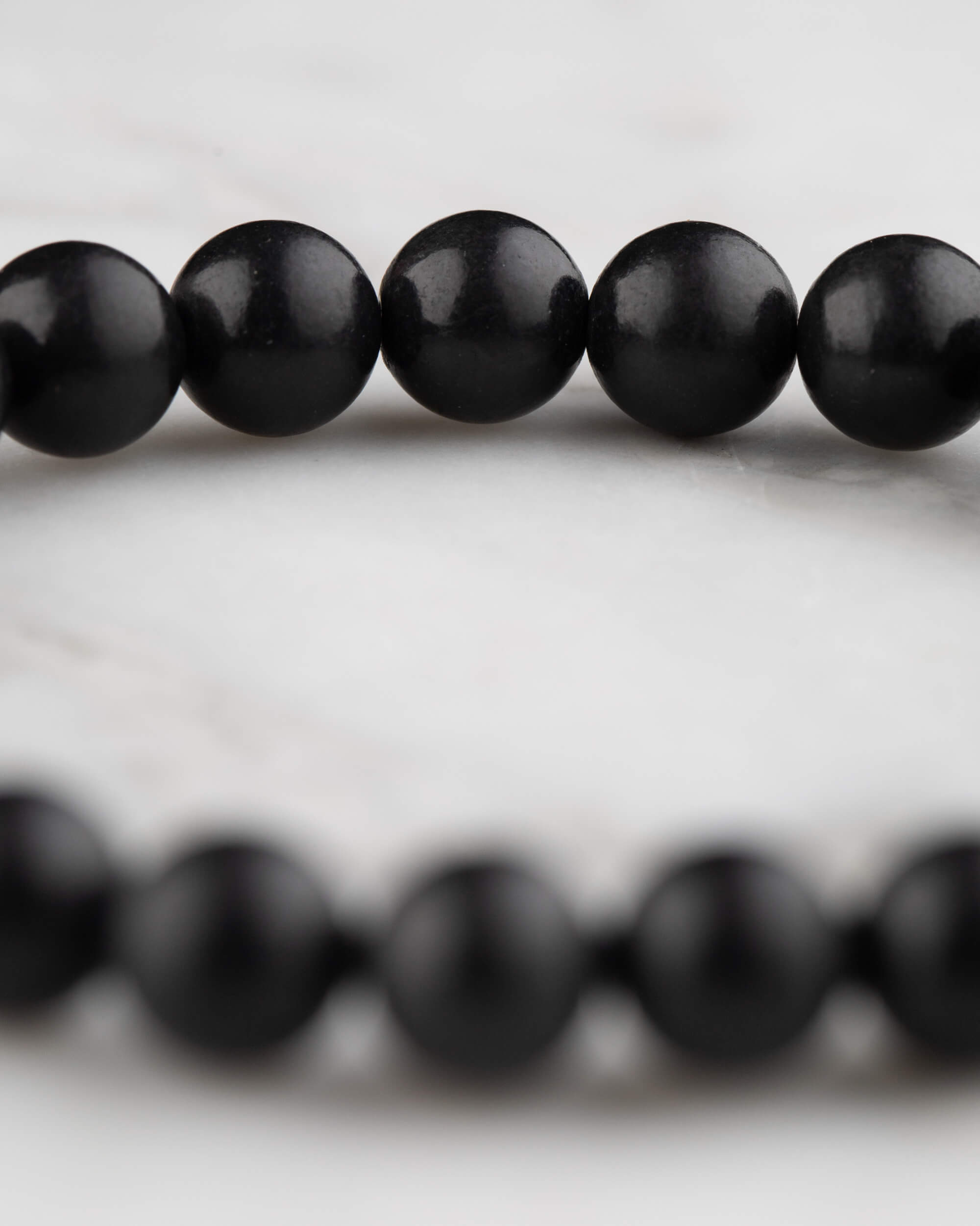 Pulsera de Shungita vista de cerca, doble hilera de cuentas negras