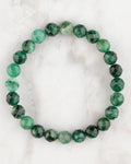 Pulsera de Esmeralda en Matriz de Biotita facetada de 8 mm, pieza completa sobre mármol claro