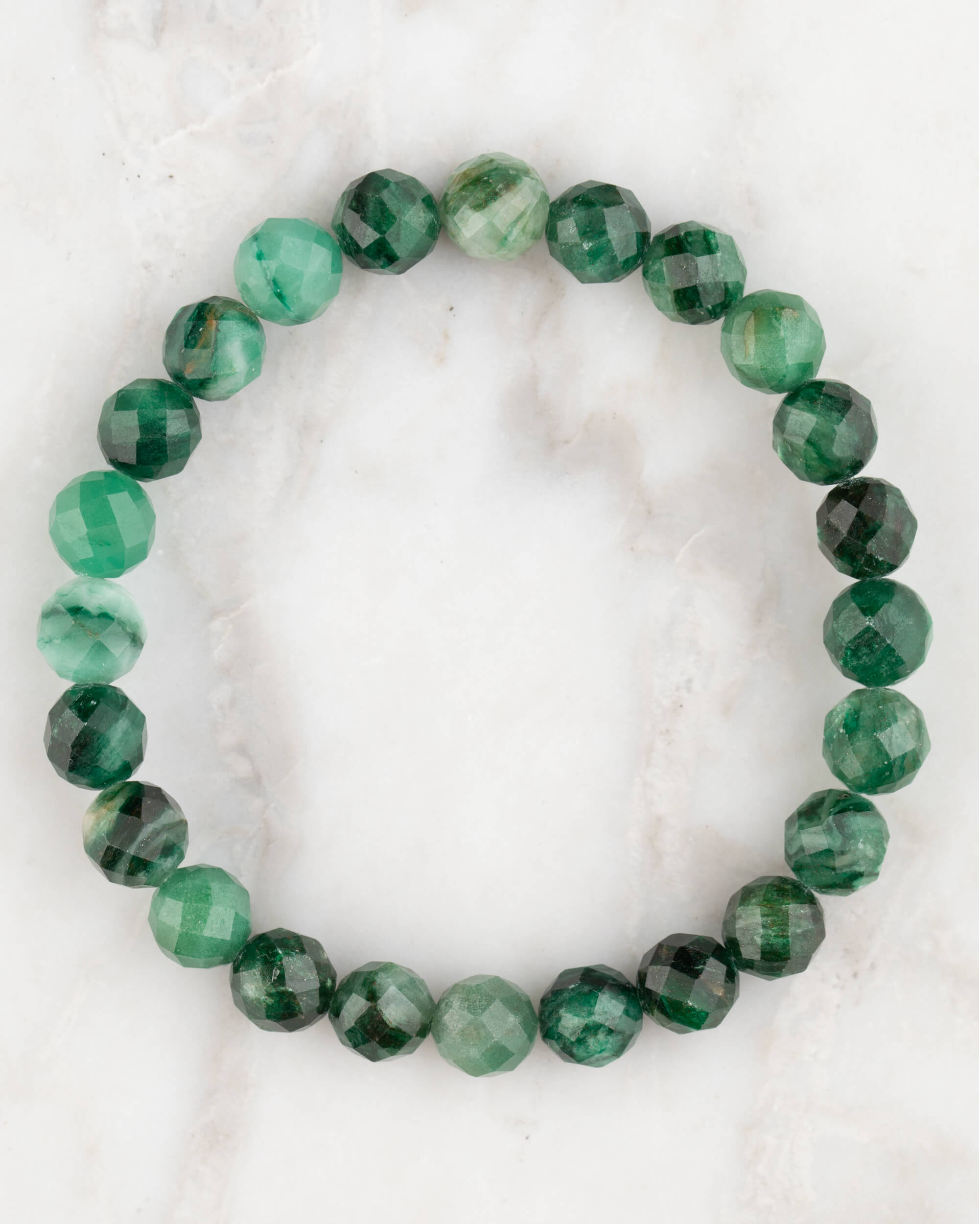 Pulsera de Esmeralda en Matriz de Biotita facetada de 8 mm, pieza completa sobre mármol claro
