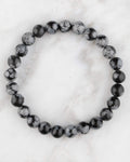 Pulsera de Obsidiana Copo de Nieve de 8 mm, pieza completa en círculo sobre mármol claro