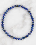 Pulsera de Lapislázuli de 4 mm, pieza completa en círculo sobre mármol claro