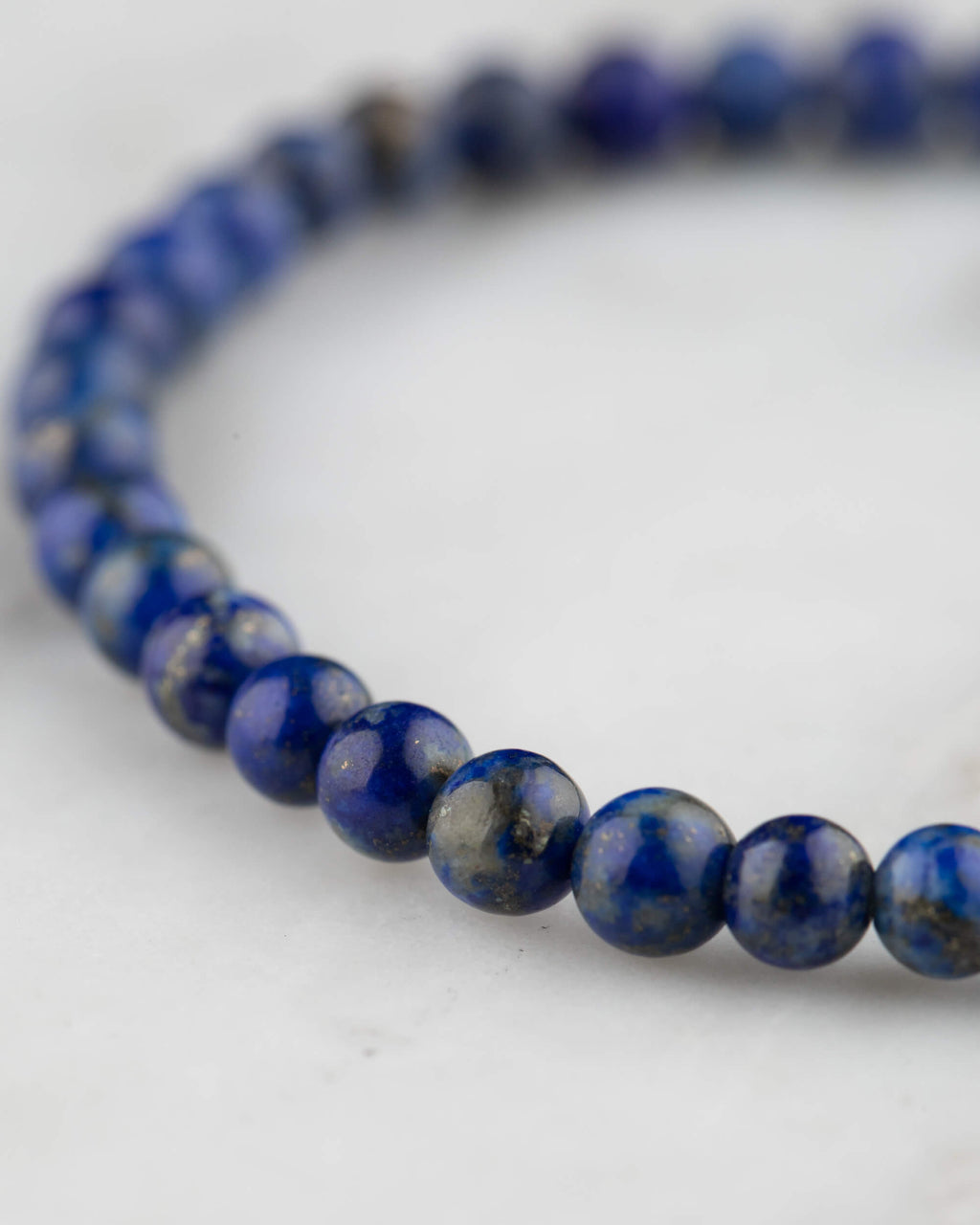 Pulsera de Lapislázuli en ángulo cerrado, cuentas azules formando el círculo completo