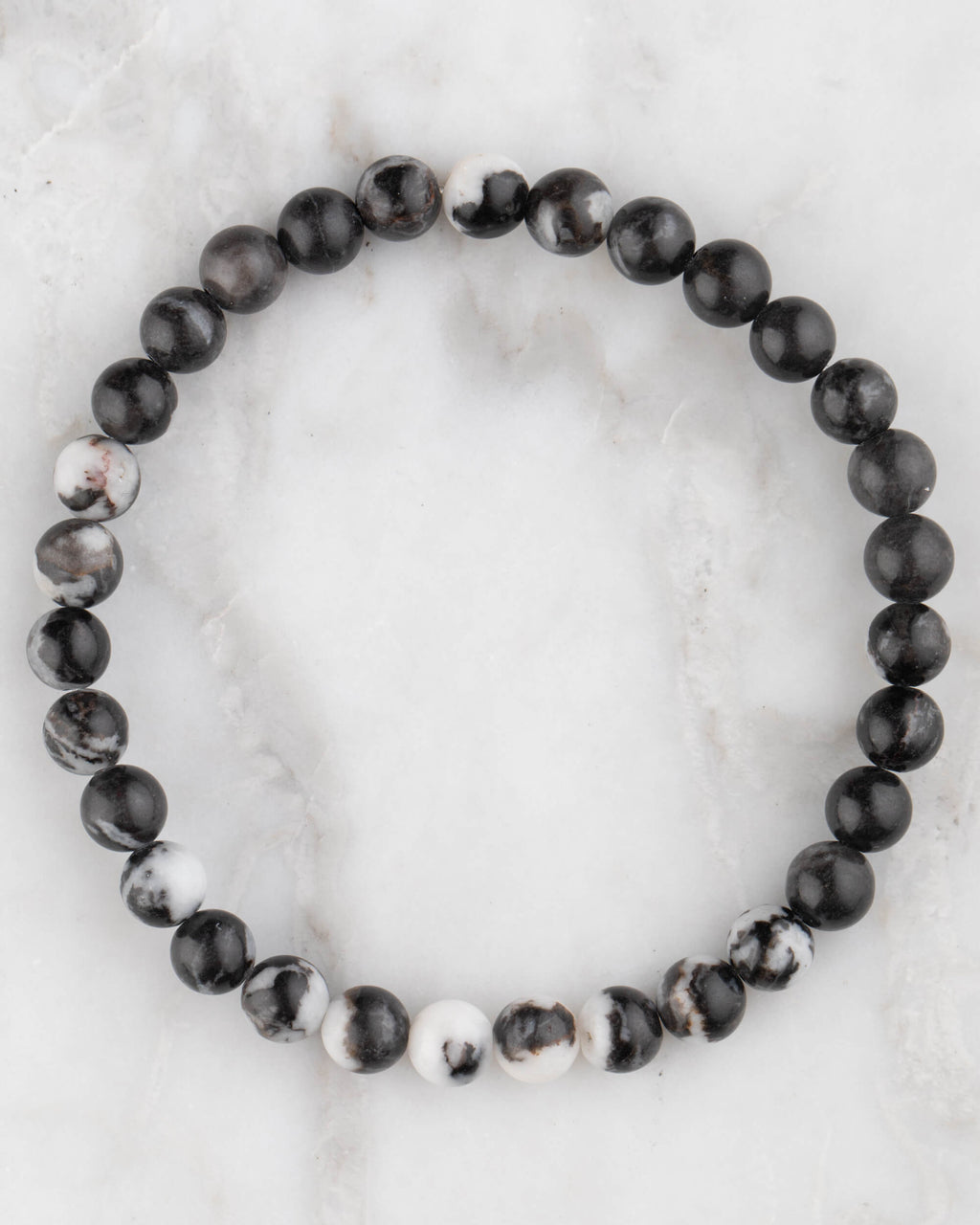 Pulsera de Jaspe Cebra de 6 mm, pieza completa en círculo sobre mármol claro