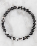 Pulsera de Jaspe Cebra de 6 mm, pieza completa en círculo sobre mármol claro