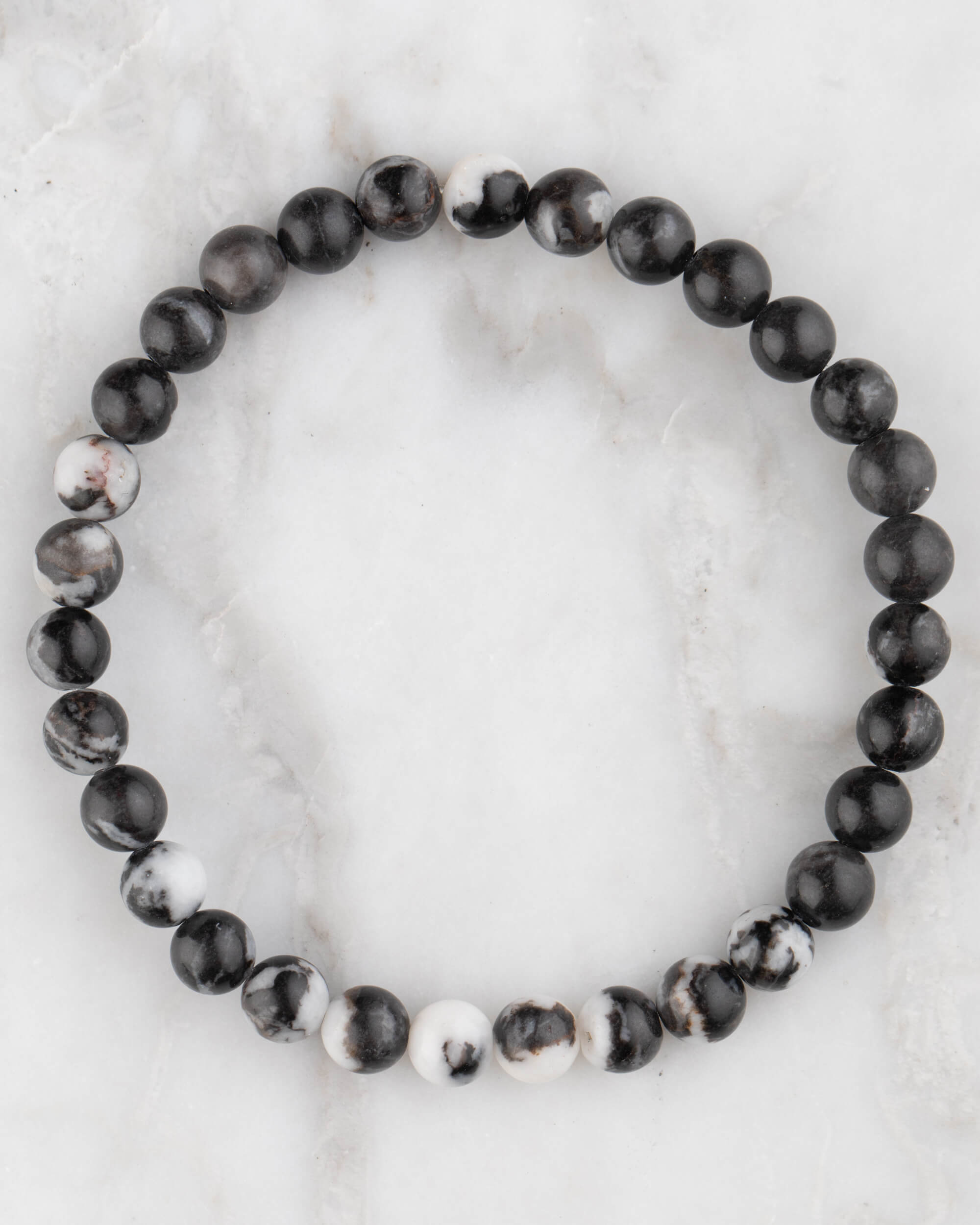 Pulsera de Jaspe Cebra de 6 mm, pieza completa en círculo sobre mármol claro